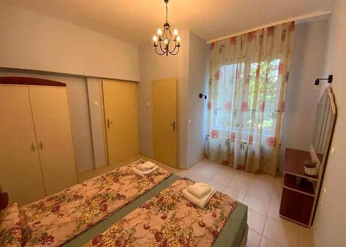 Apartment 113 In With 2br And 2 Full Bath *